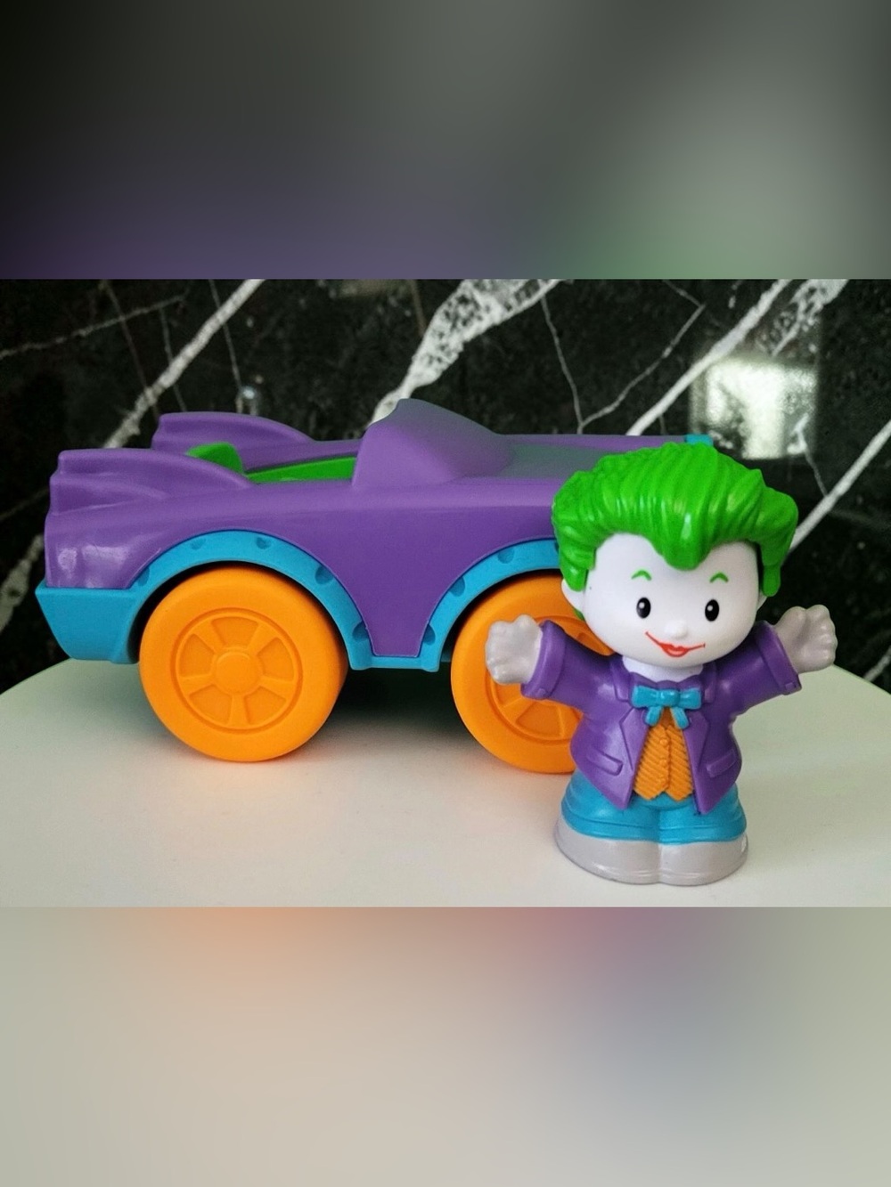 Little People DC Superfriends
Deluxe Batcave Joker Car with Joker 2020 Mattel